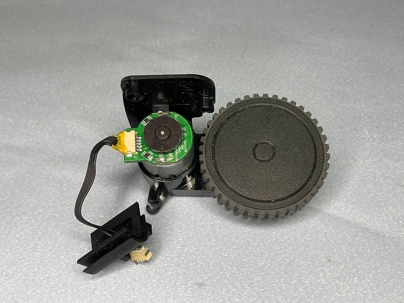 Колесо правое с двигателем (мотором) для робота-пылесоса Polaris PVCR 1226