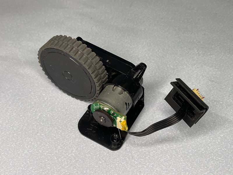 Колесо правое с двигателем (мотором) для робота-пылесоса Polaris PVCR 1226