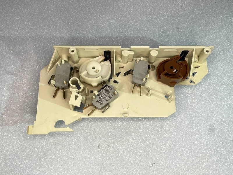 Механизм закрытия двери для СВЧ микроволновой печи Whirlpool AVM 335/WP/WH