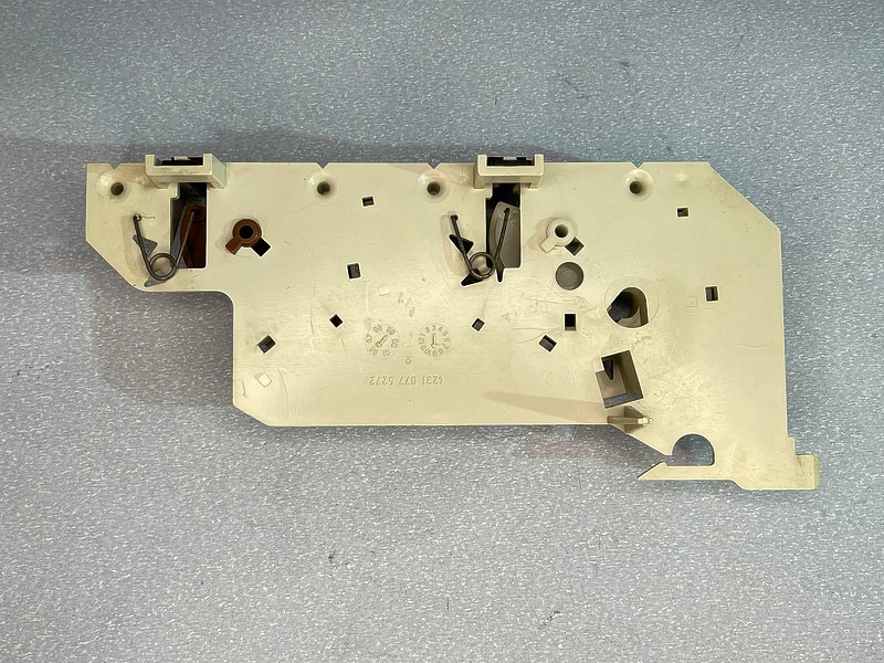 Механизм закрытия двери для СВЧ микроволновой печи Whirlpool AVM 335/WP/WH